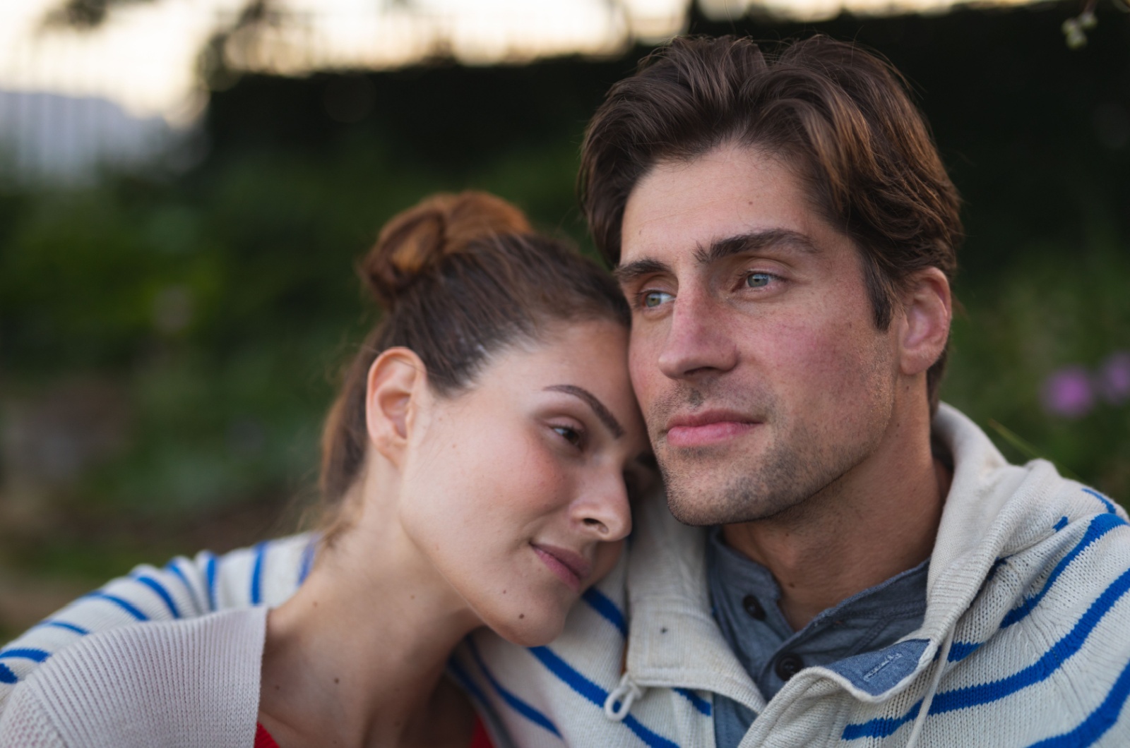 frau lehnt sich an mann