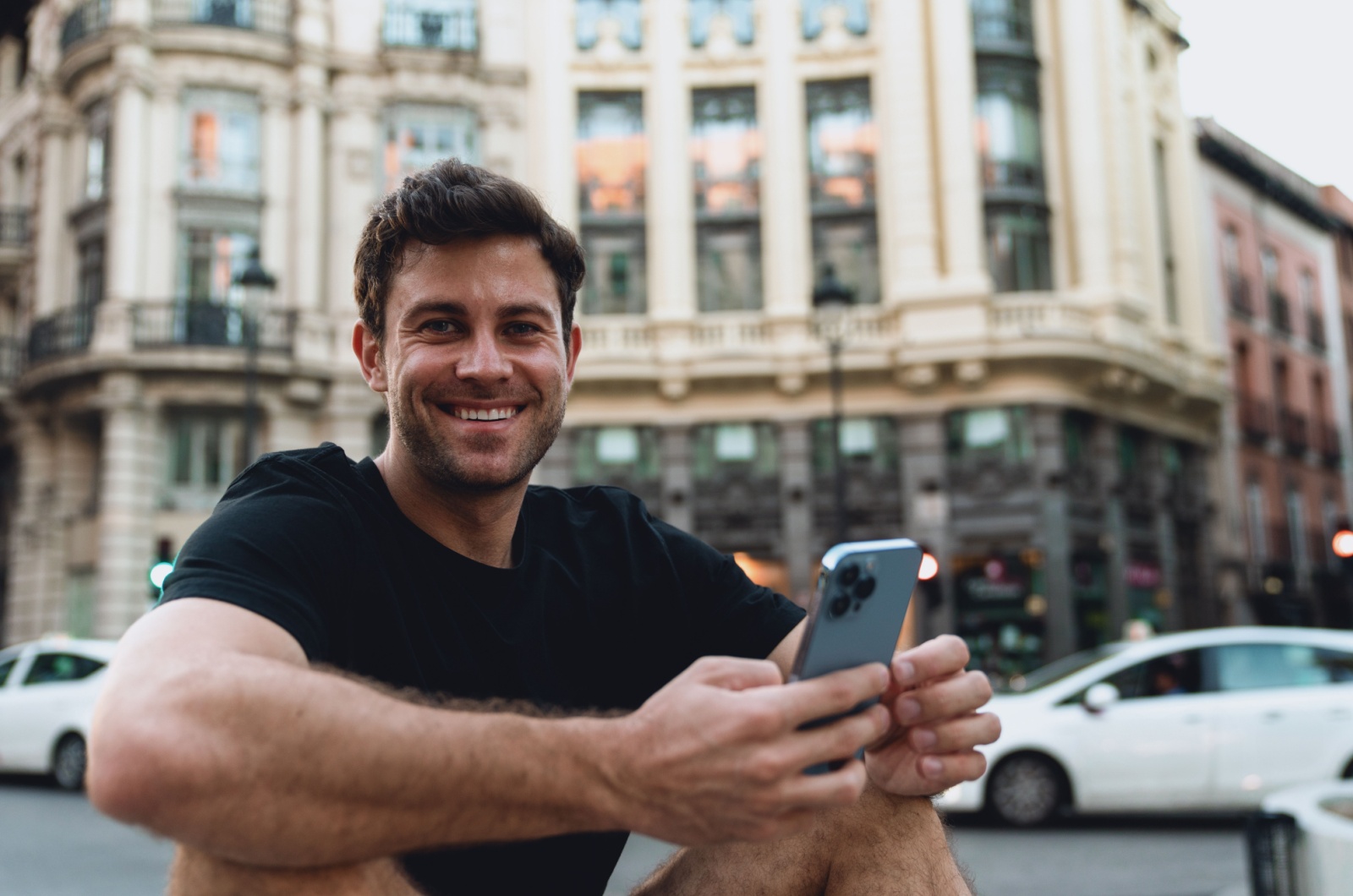 mann mit nettem laecheln