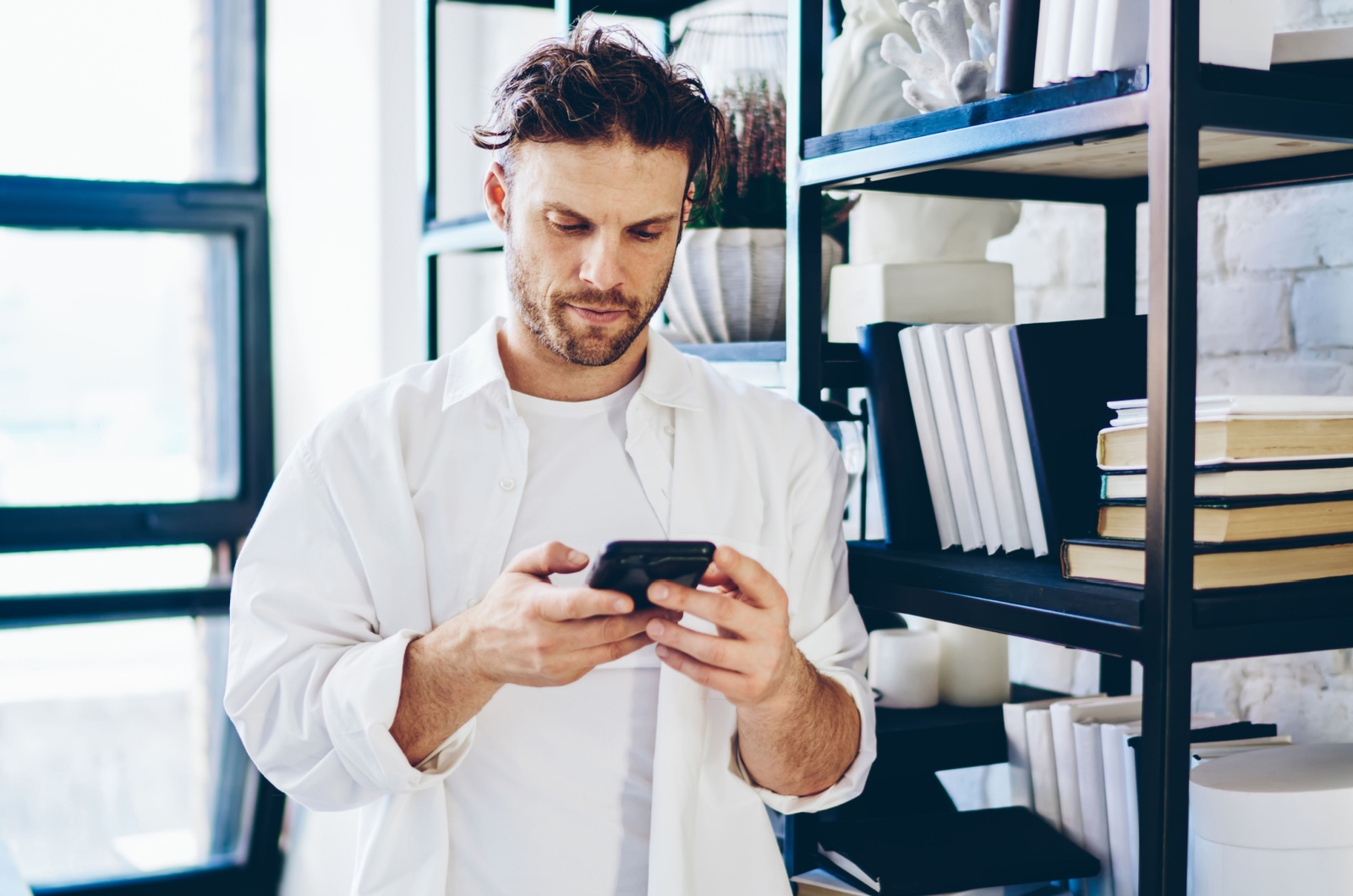 mann schreibt eine nachricht