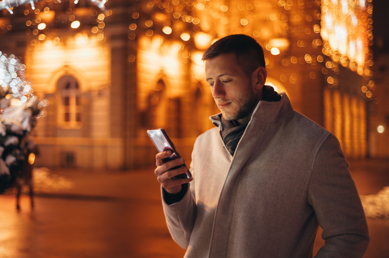 mann sieht sein handy an