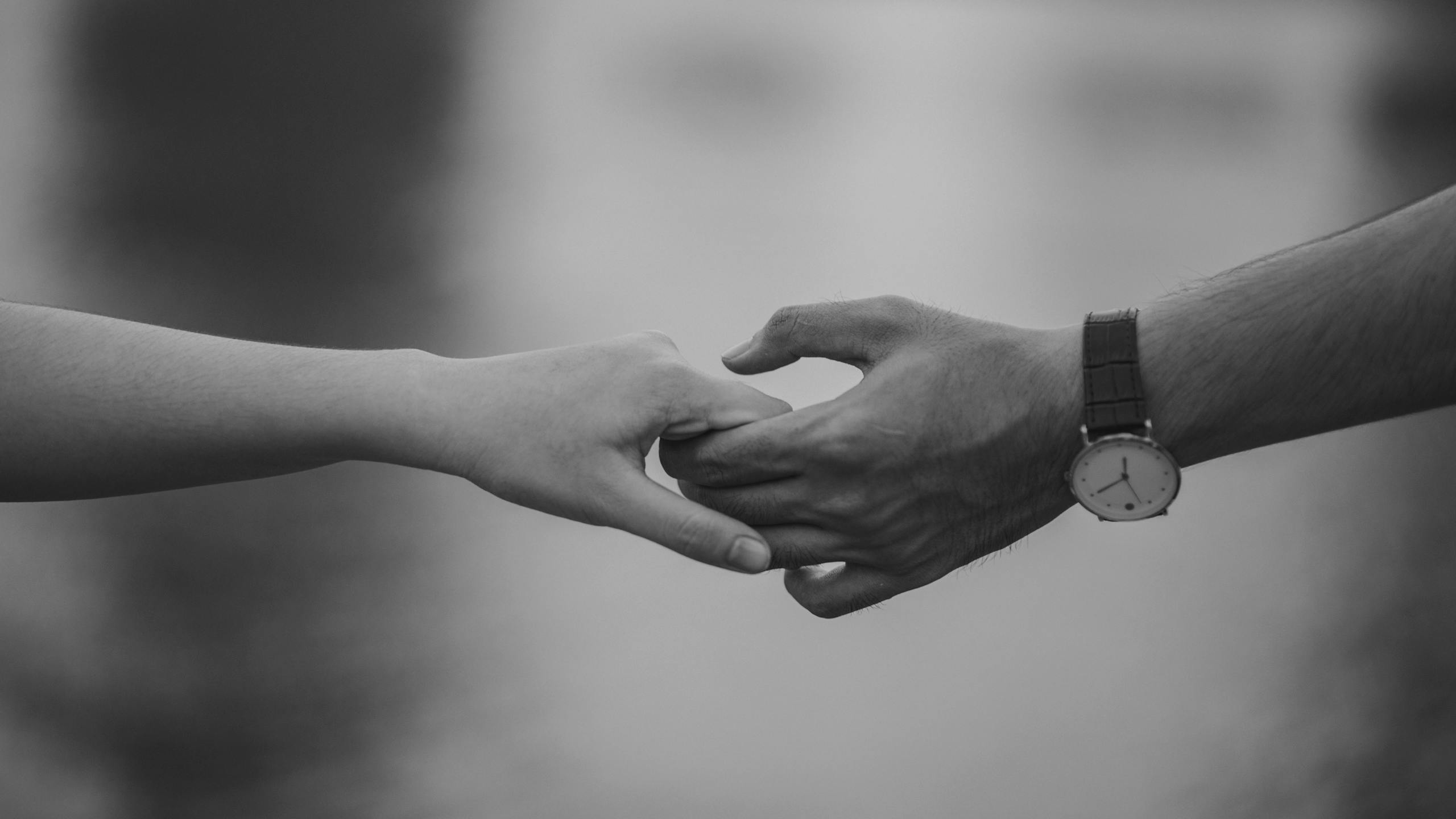 Monochromes Bild von zwei sich haltenden Haenden
