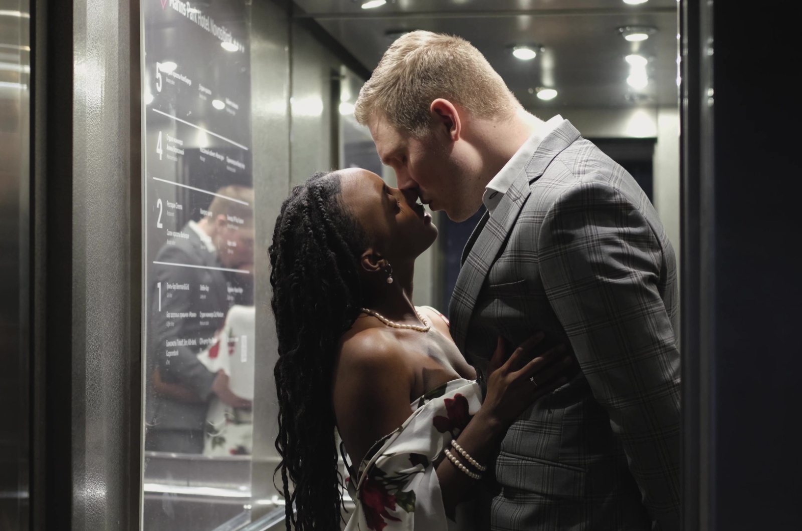 paar im aufzug