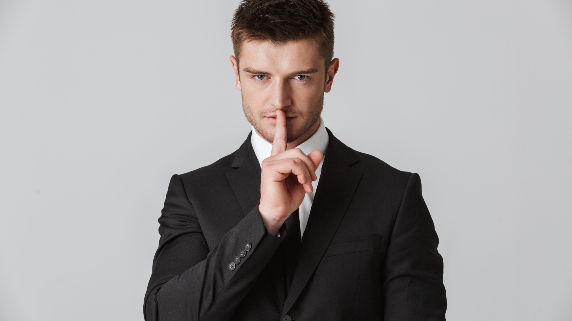 Das Machtspiel des Schweigens Wie ein Narzisst nach der Trennung dein Leben beeinflusst