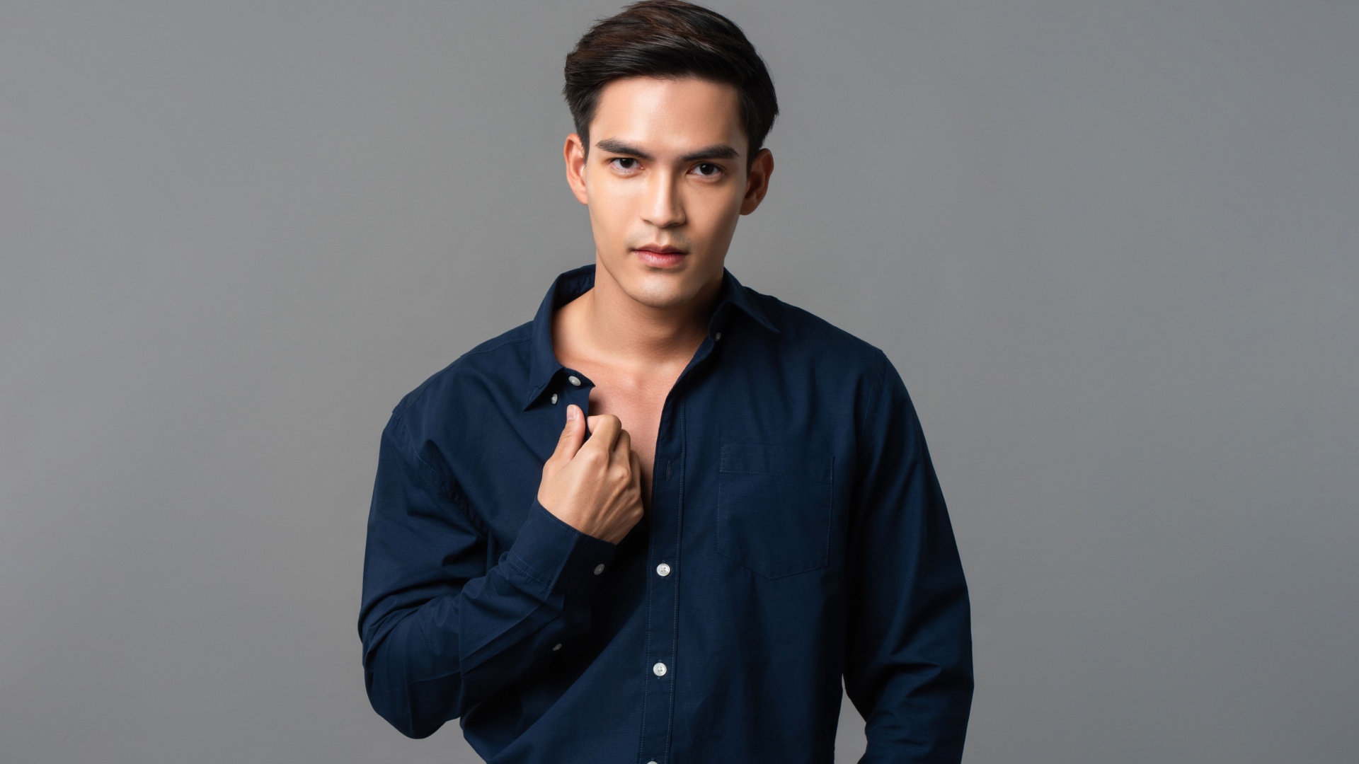 ein narzisst im blauen shirt