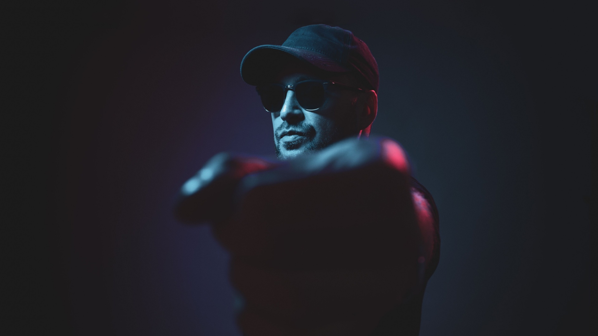 ein narzisst im dunklen raum