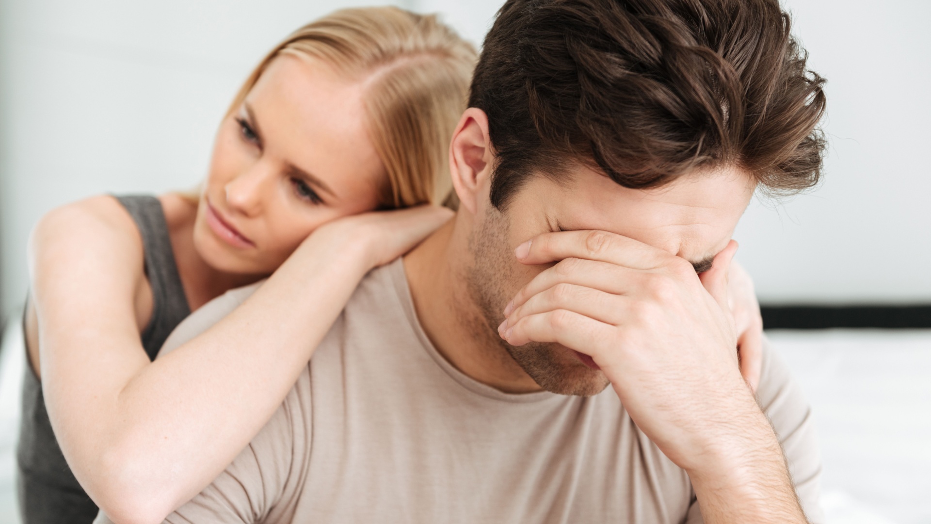 mann spielt armes opfer