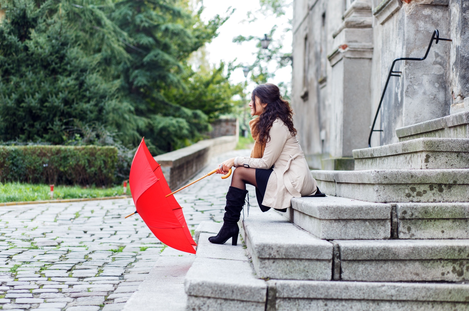 frau mit rotem schirm