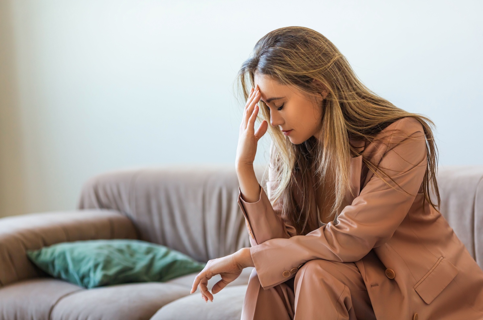 frau sitzt erschoepft