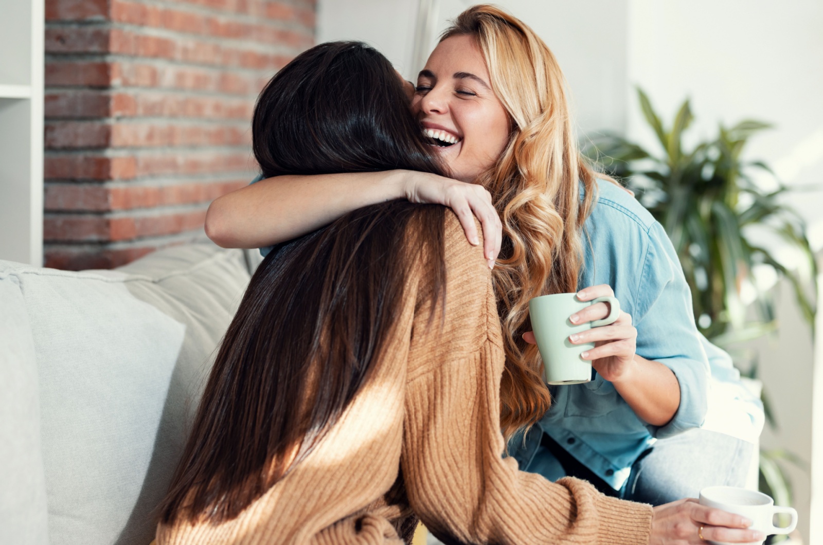 frauen umarmen sich