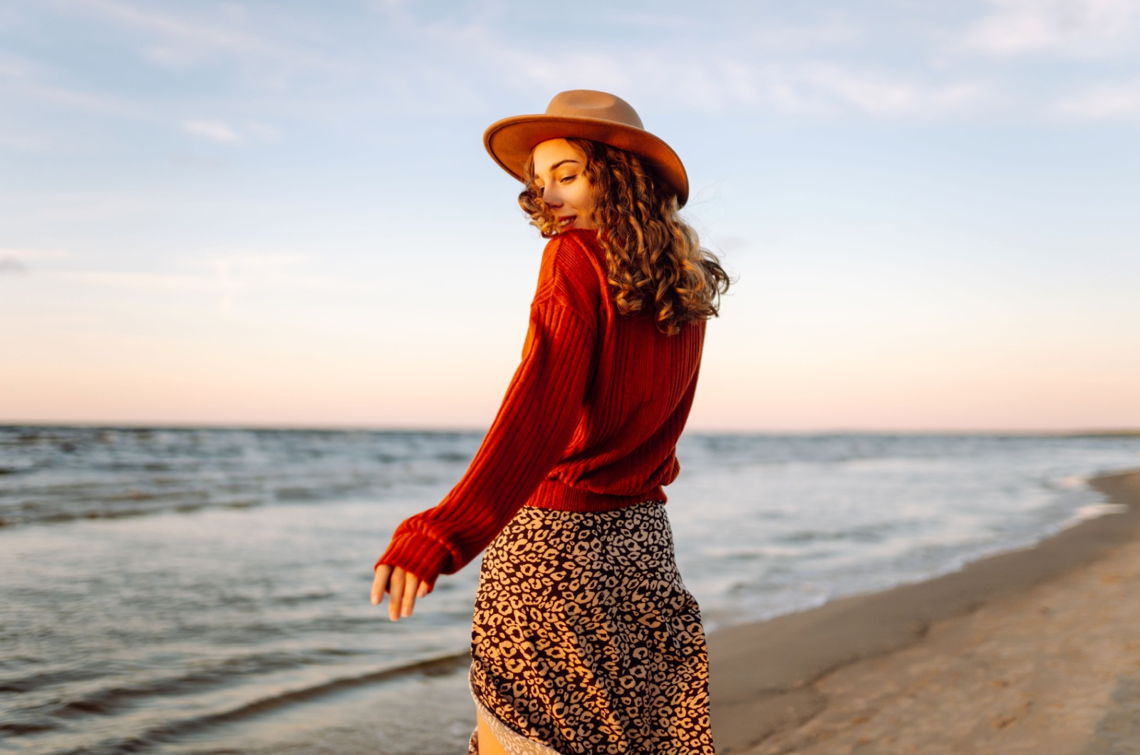 junge frau am strand
