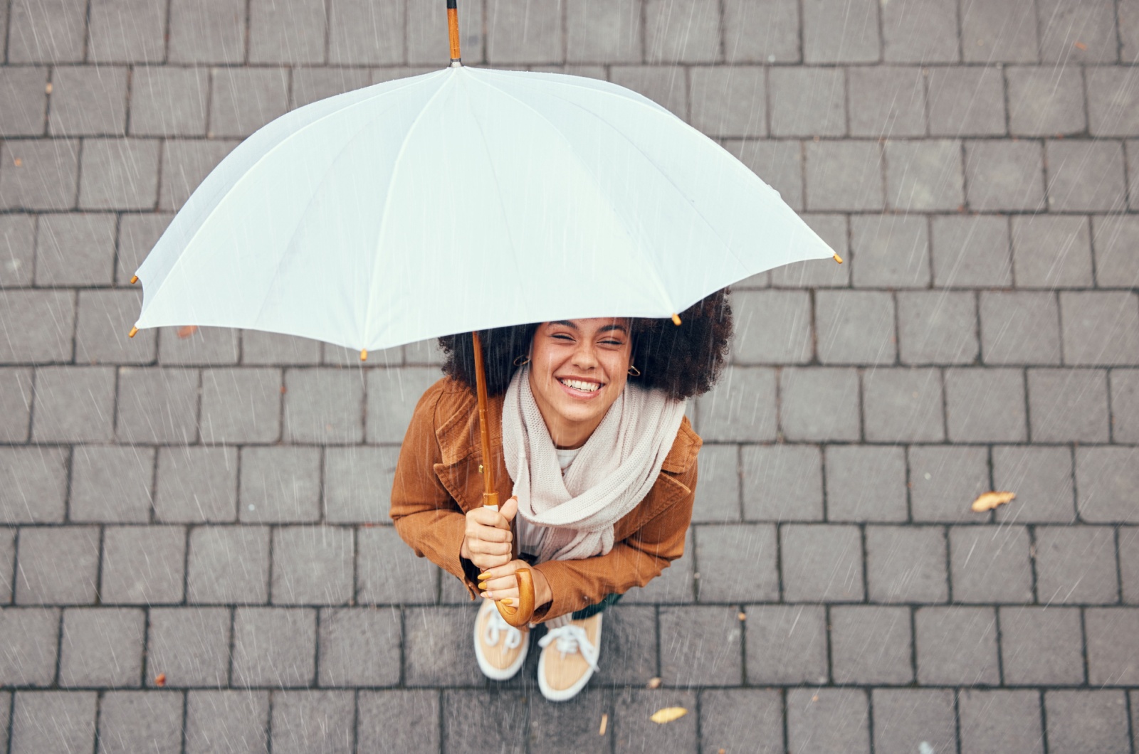 junge frau im regen