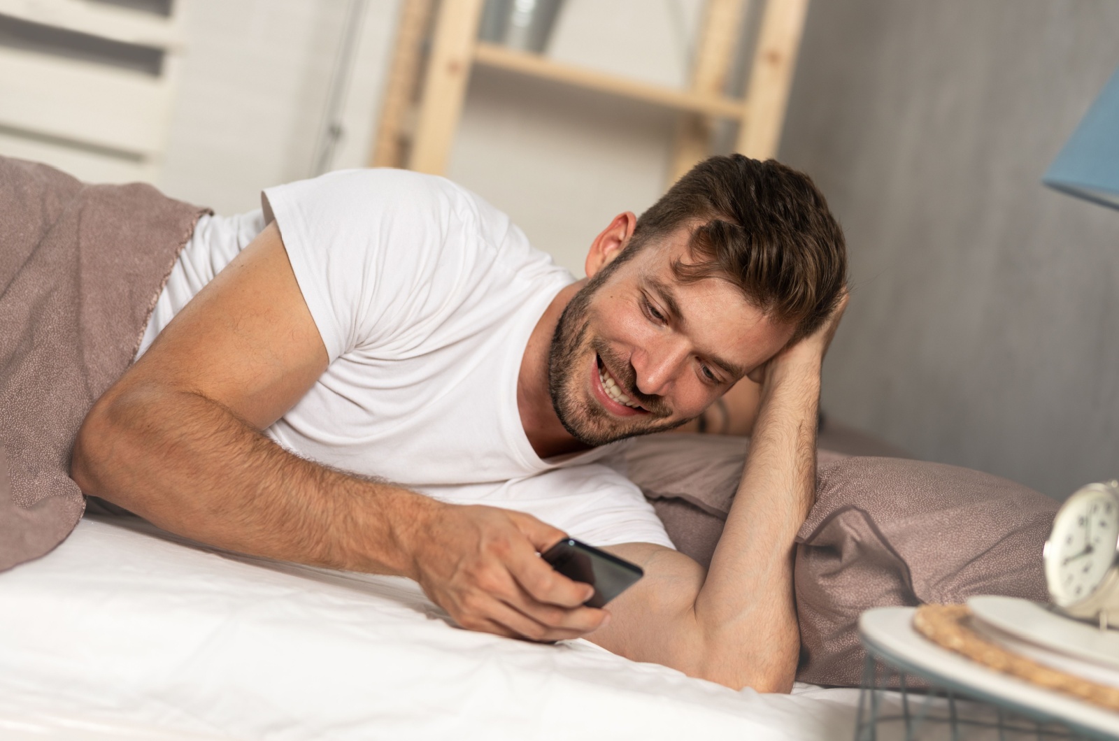 mann lacht ins handy