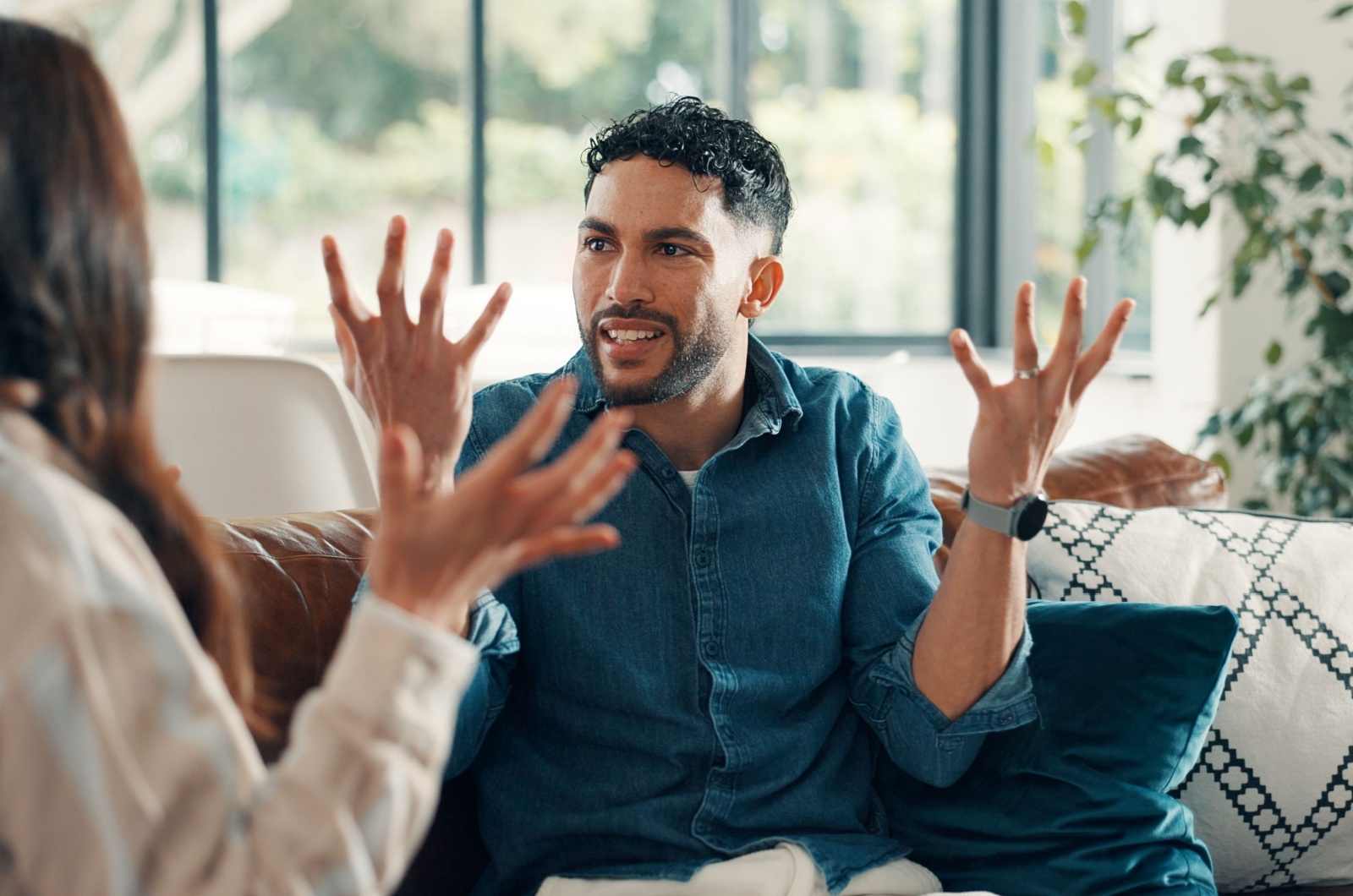 paar streitet sich im wohnzimmer