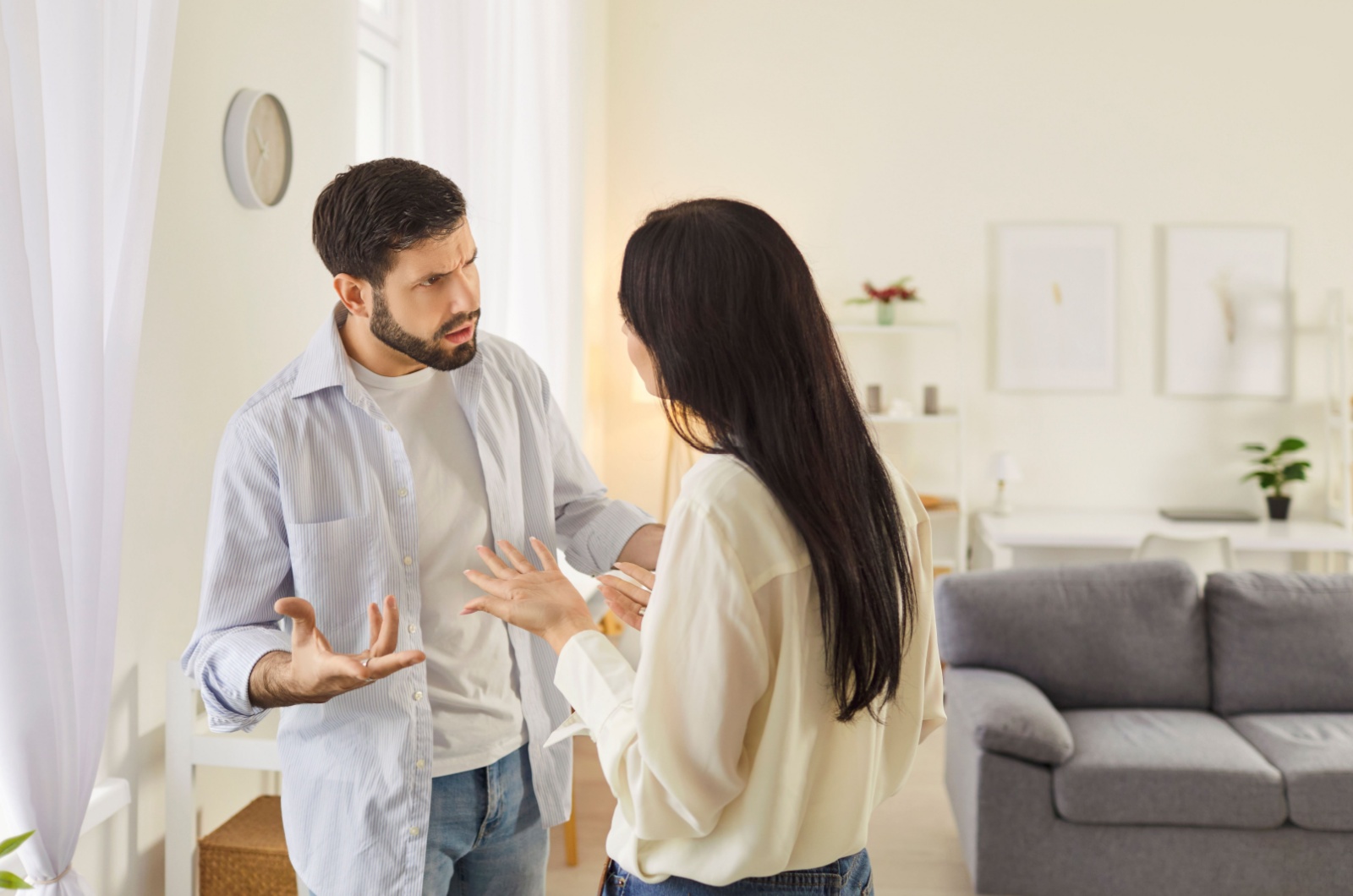 paar streitet sich in wohnung