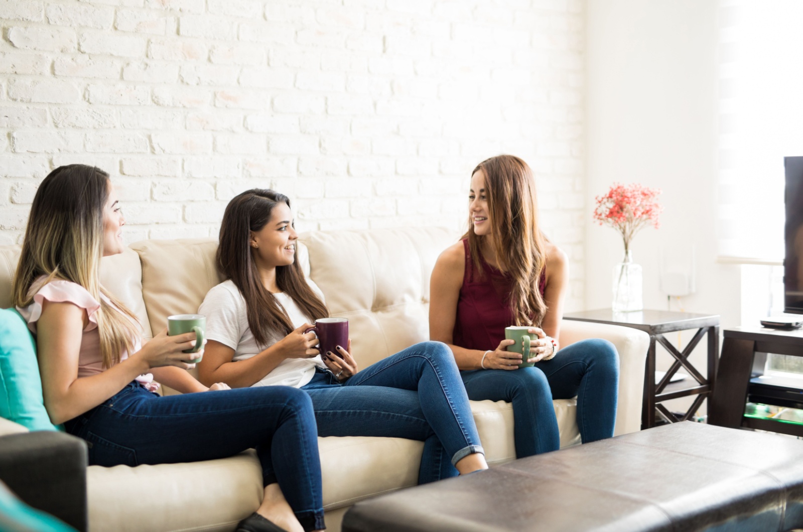 schwestern reden auf dem sofa