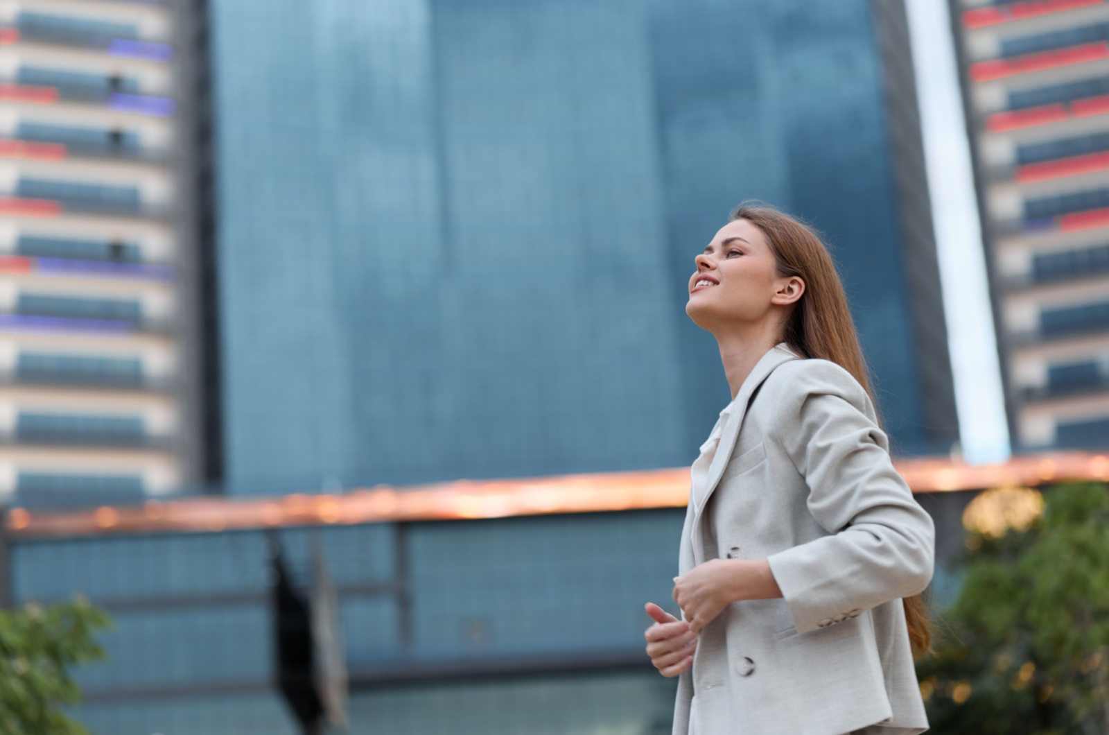 selbstbewusste junge frau
