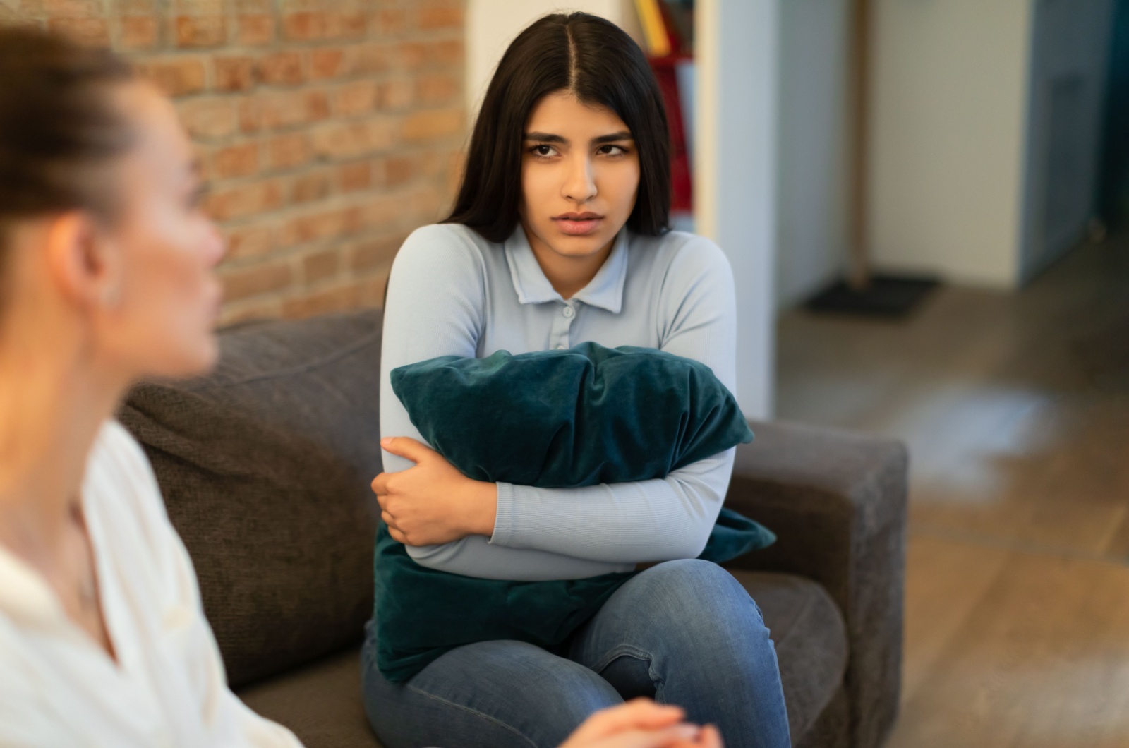 tochter fühlt sich unwohl mit mutter