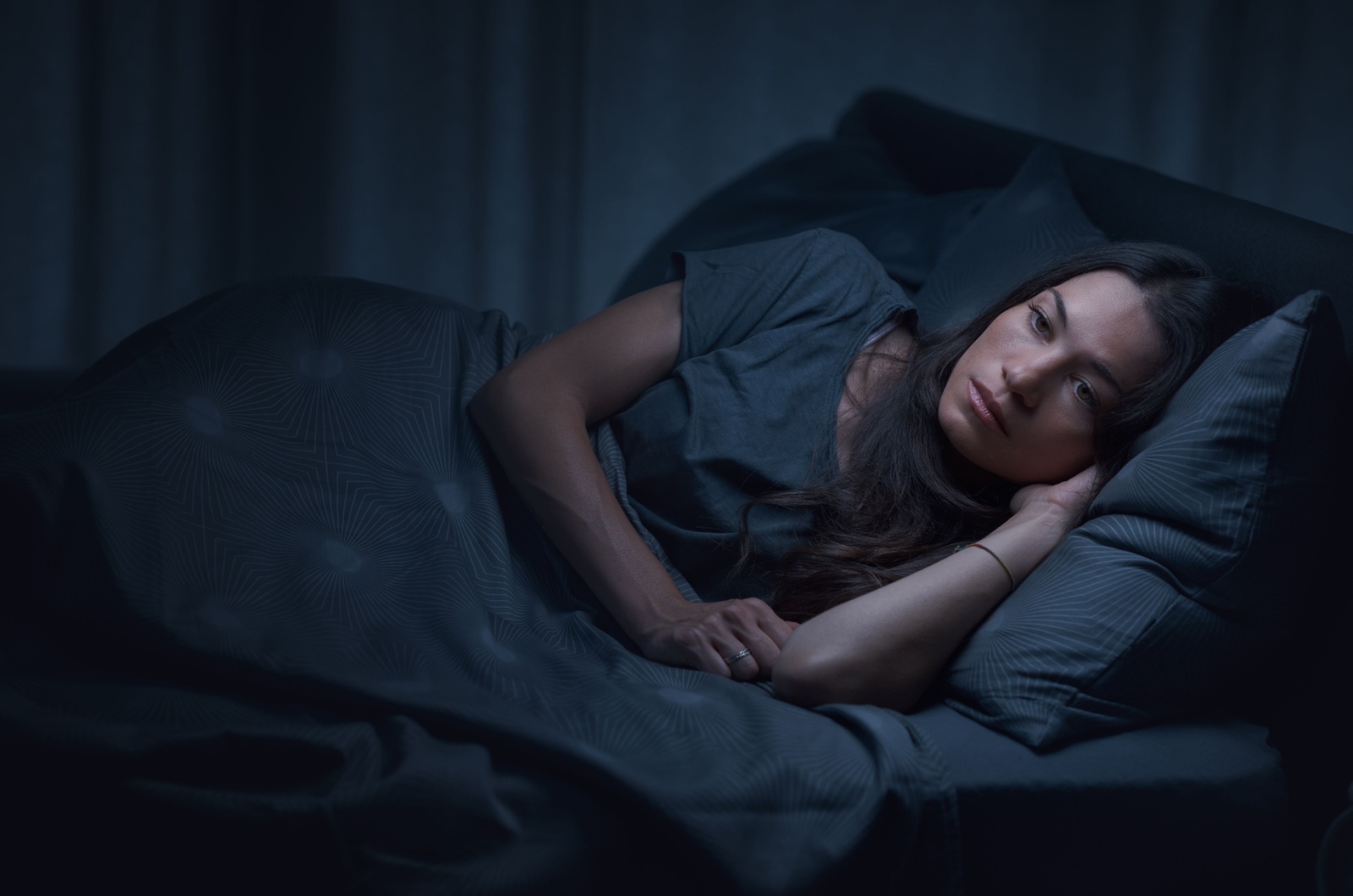 traurige frau im bett