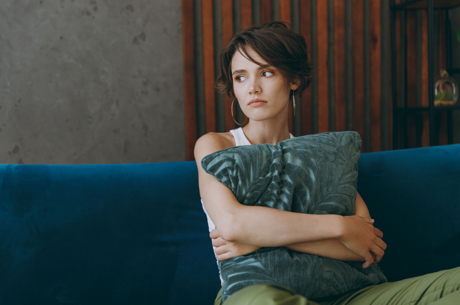 traurige frau sitzt auf sofa