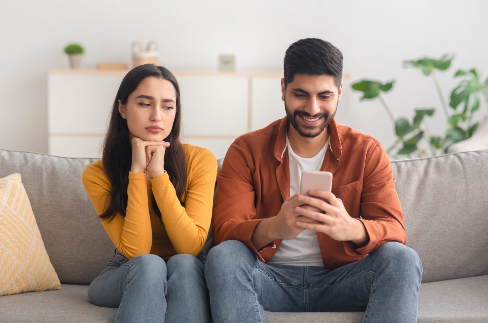 traurige frau und mann am handy