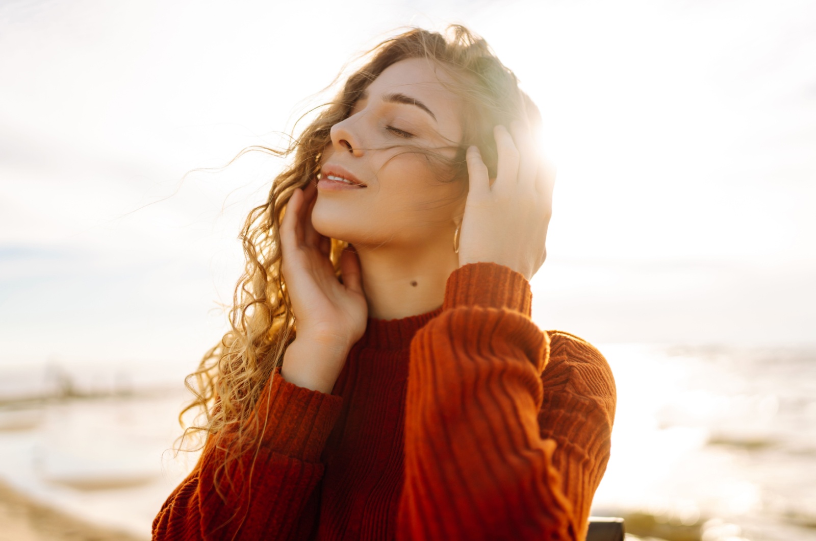 zufriedene frau in der sonne