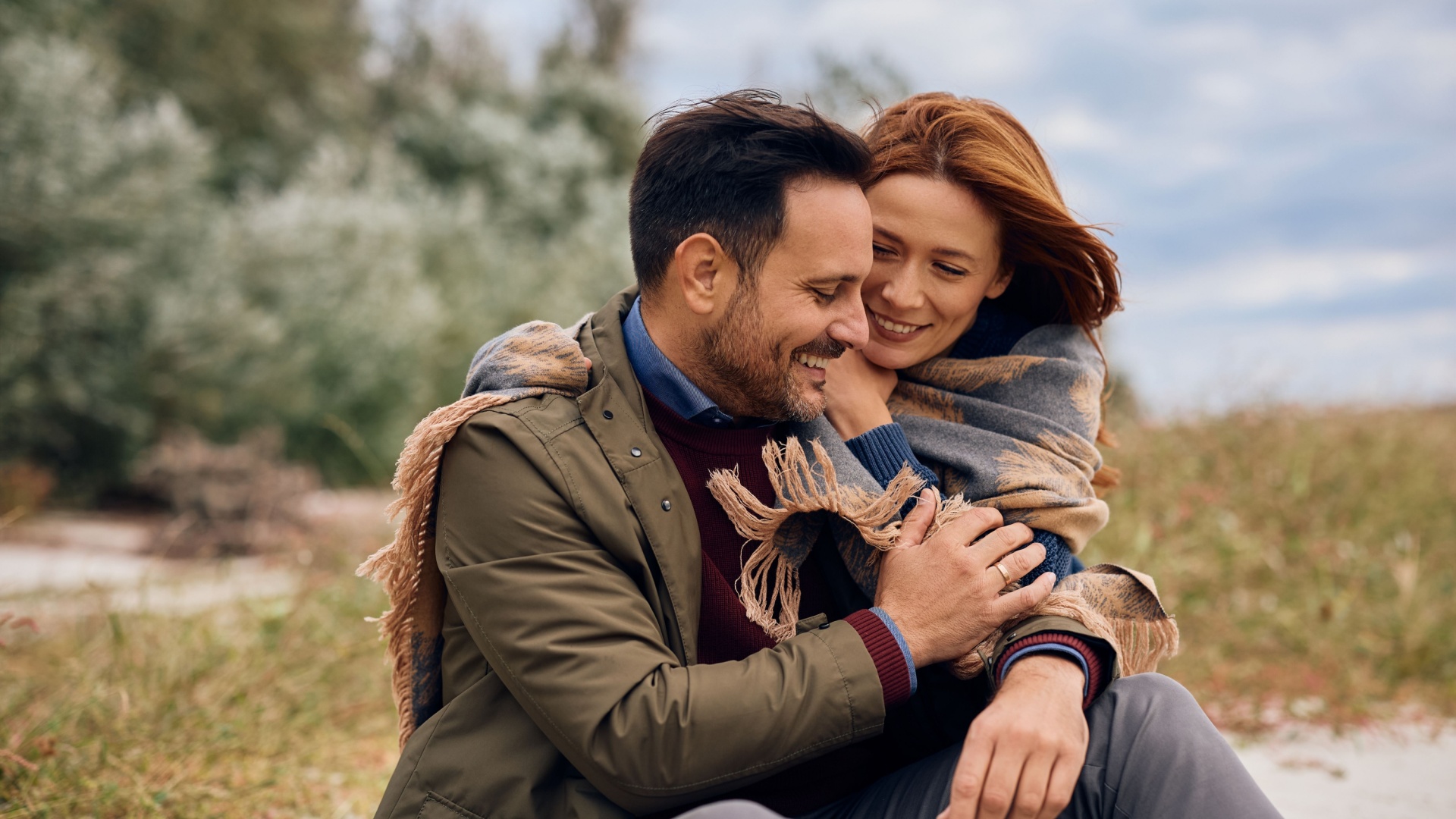 verliebtes paar eingekuschelt