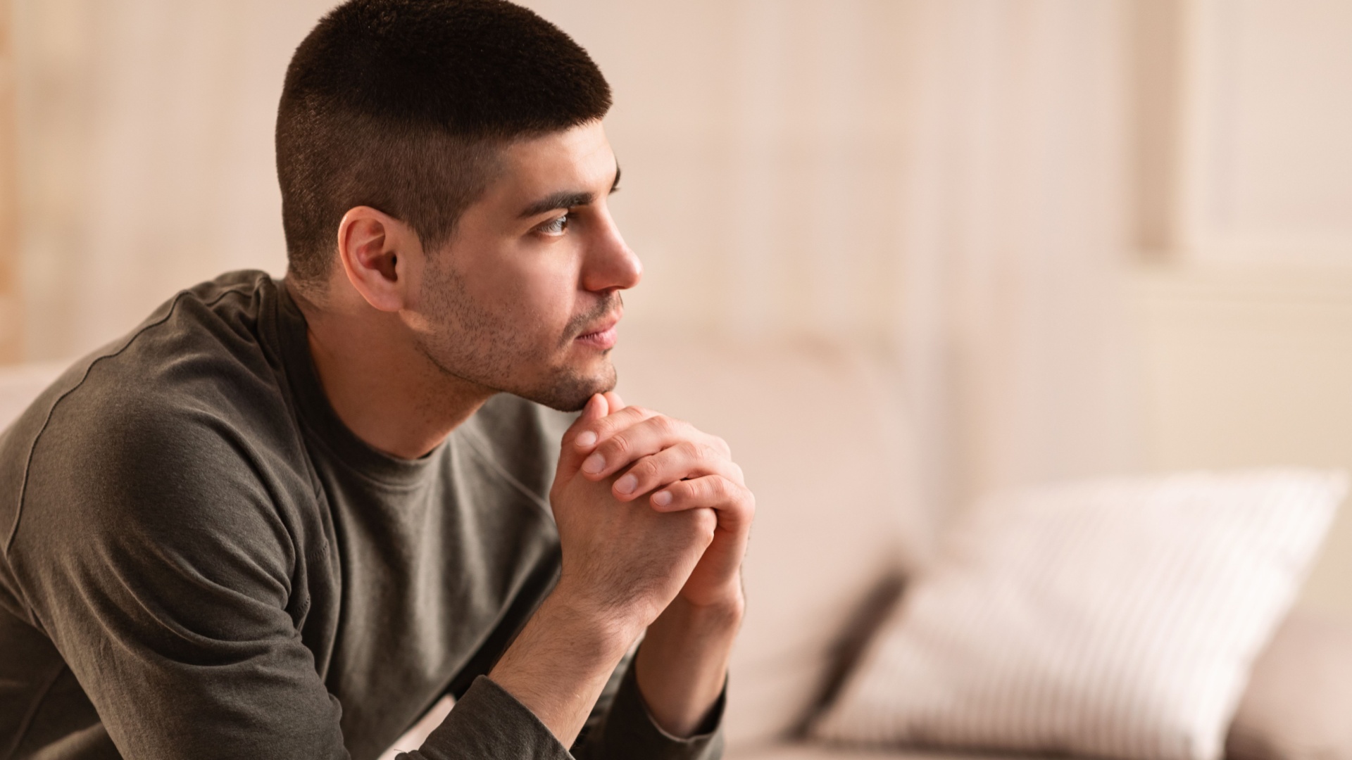 mann denkt ueber liebe nach