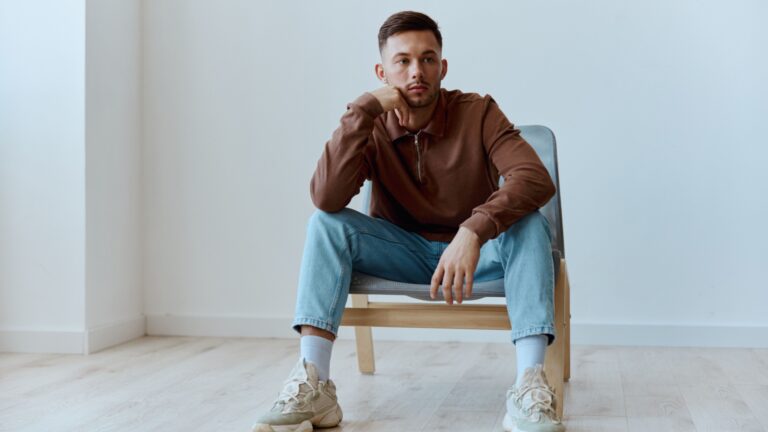 mann sitzt auf einem stuhl