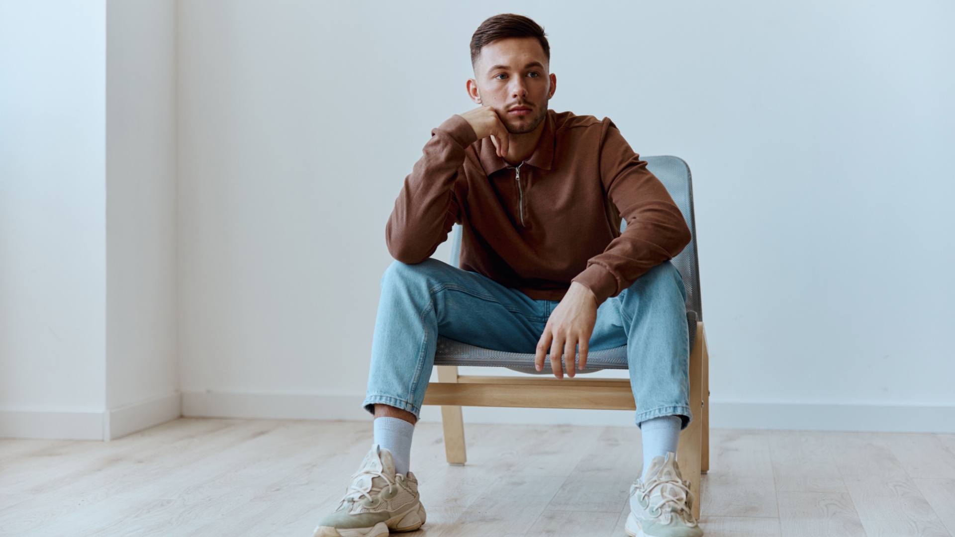 mann sitzt auf einem stuhl