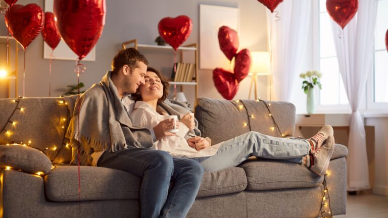 verliebtes paar auf dem sofa