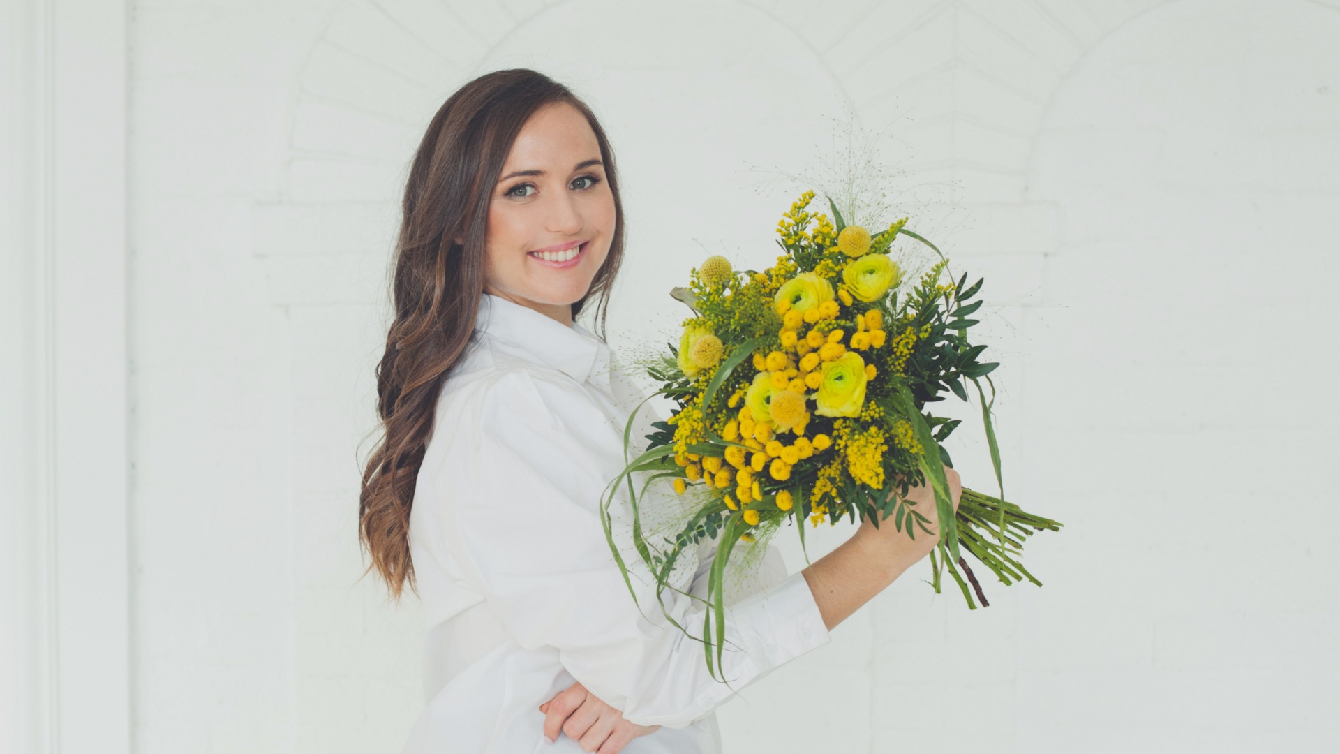 Frau mit blumen in der hand