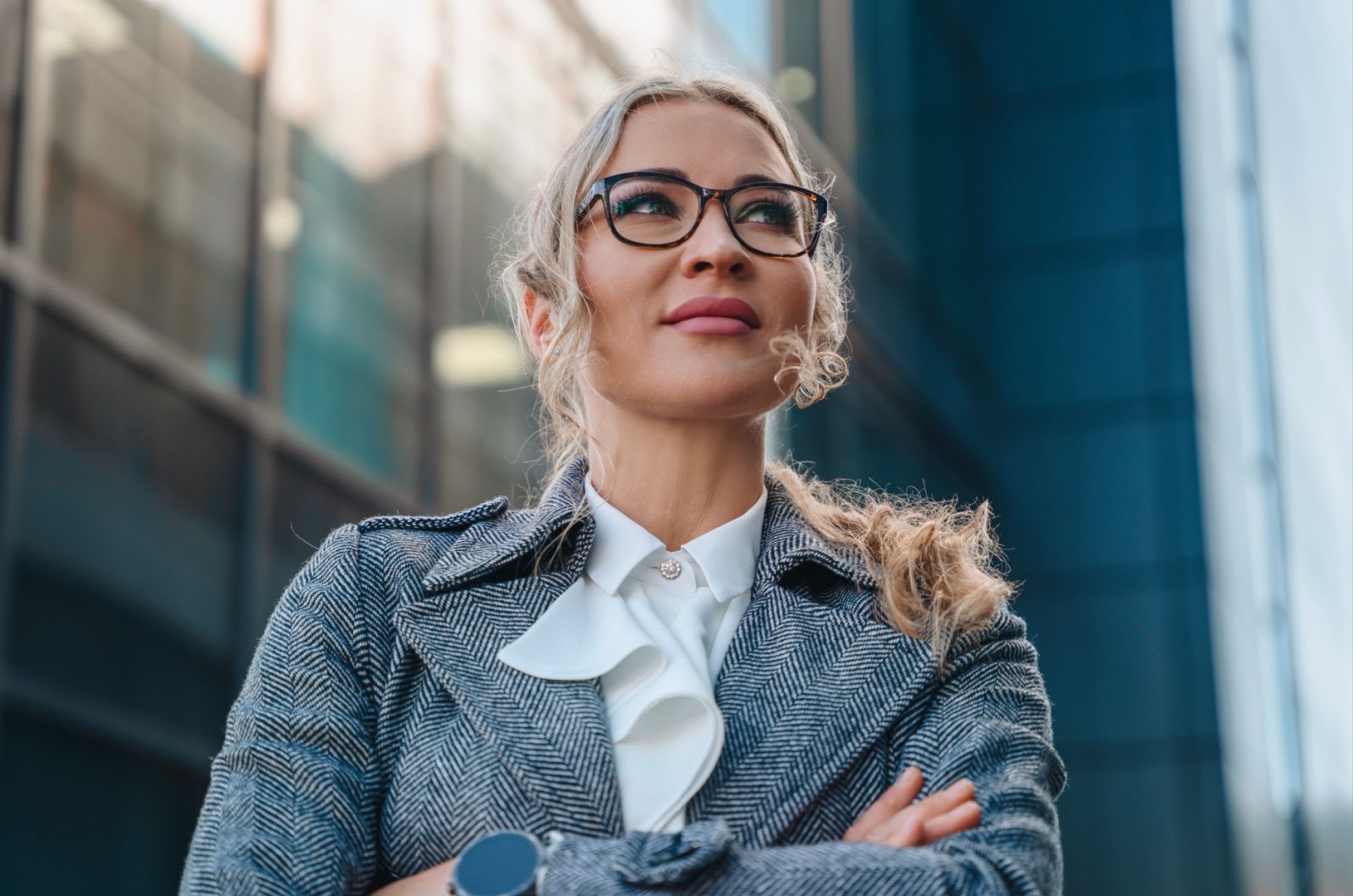blonde frau im mantel