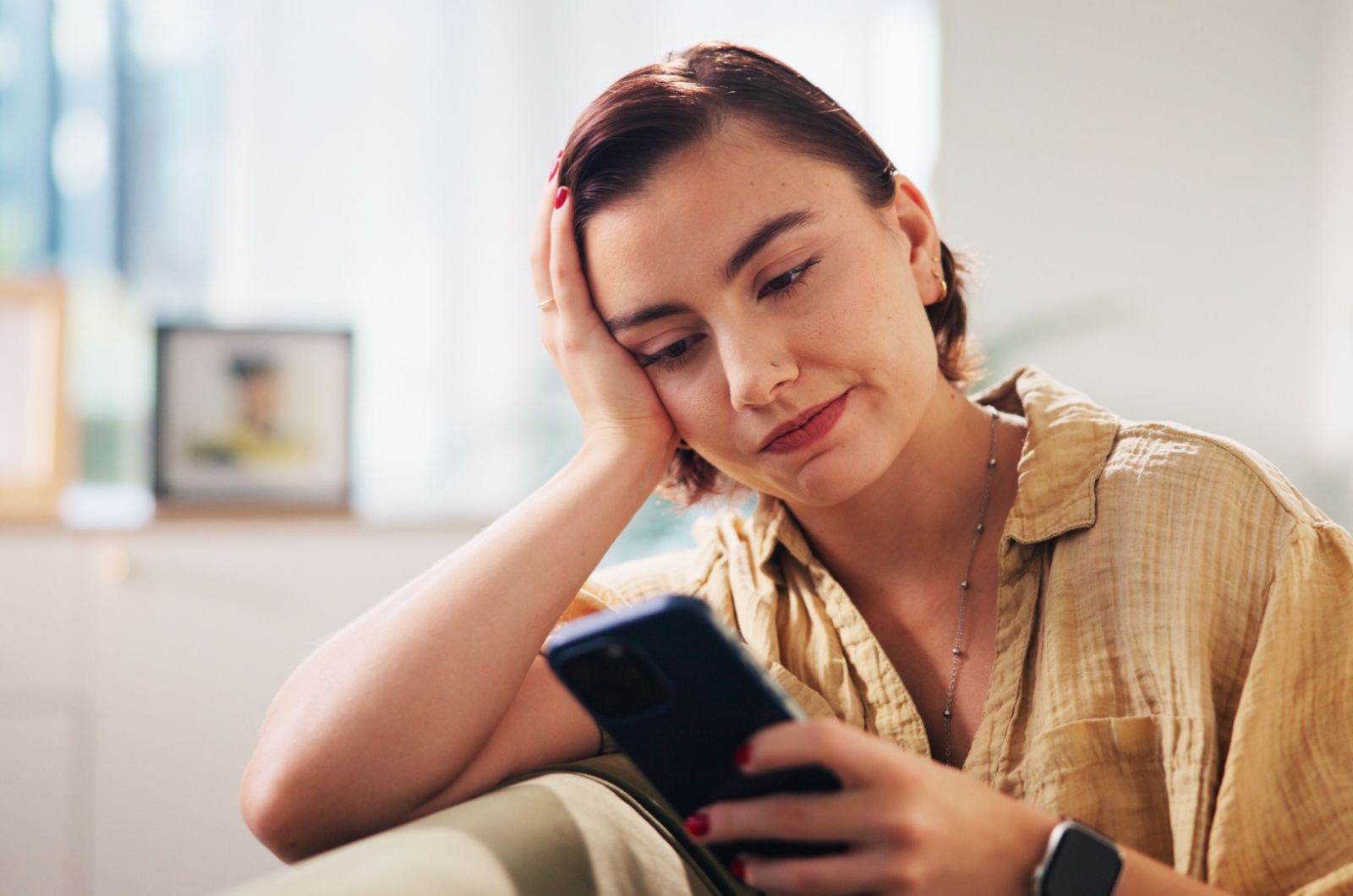 frau unentschlossen am handy