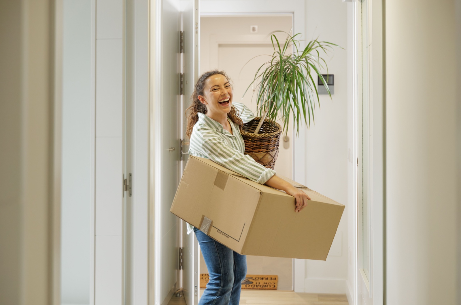 frau zieht alleine um