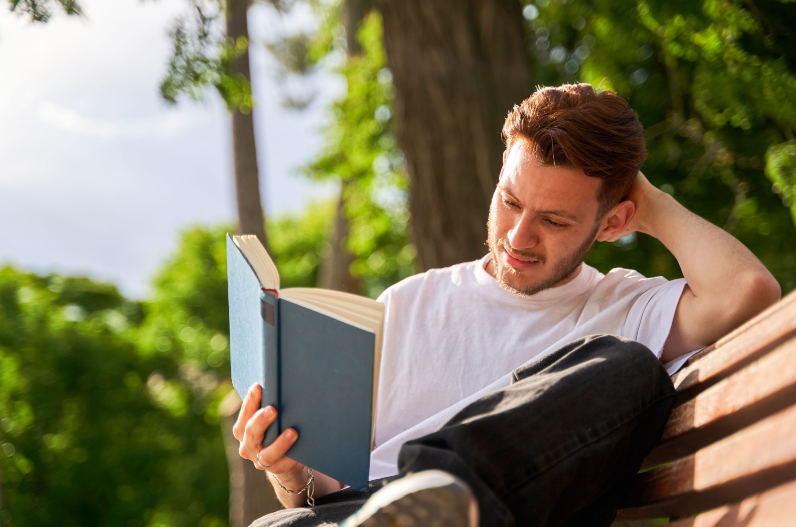 junger mann mit buch