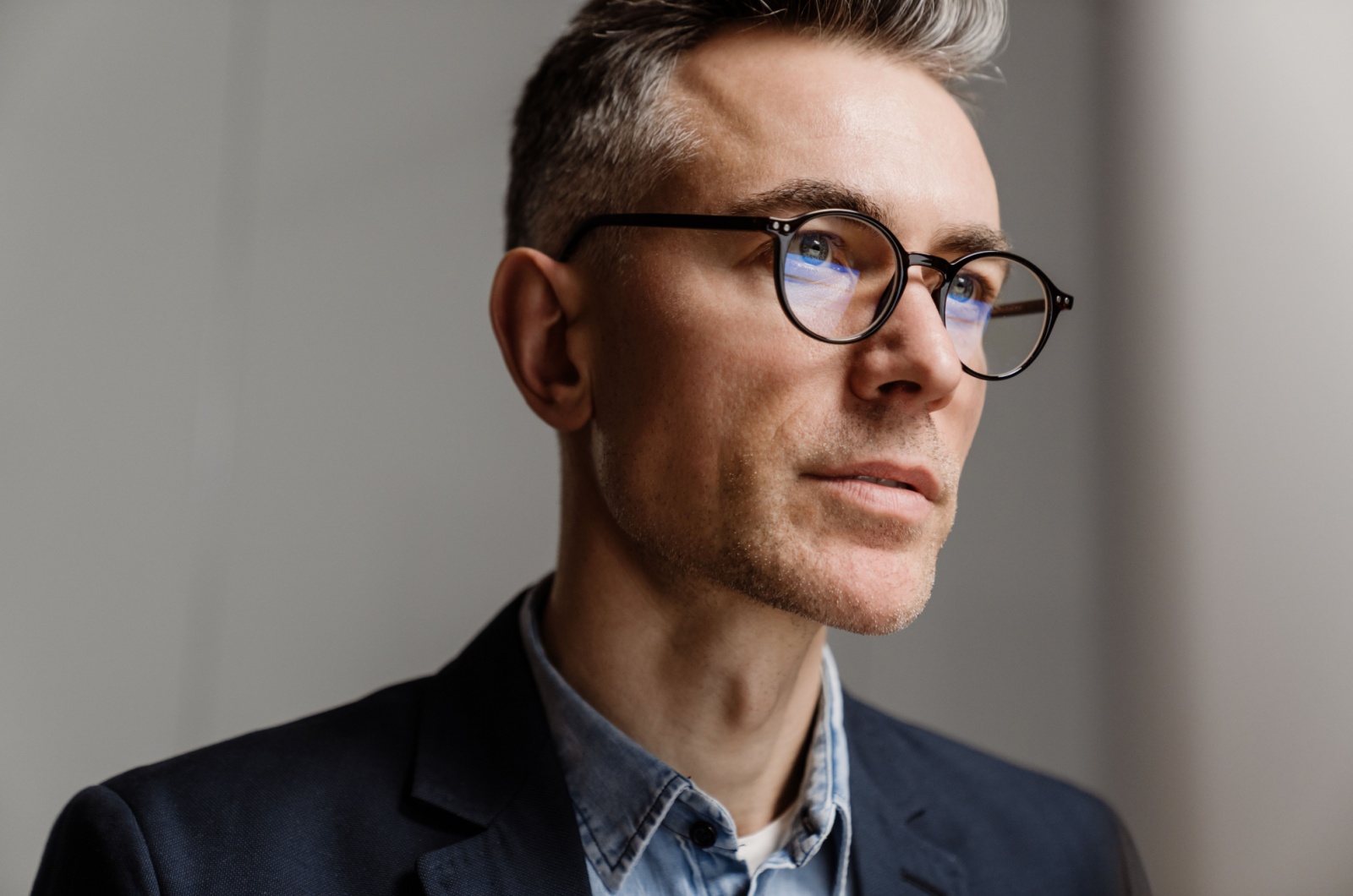 mann mit grauen haaren und brille