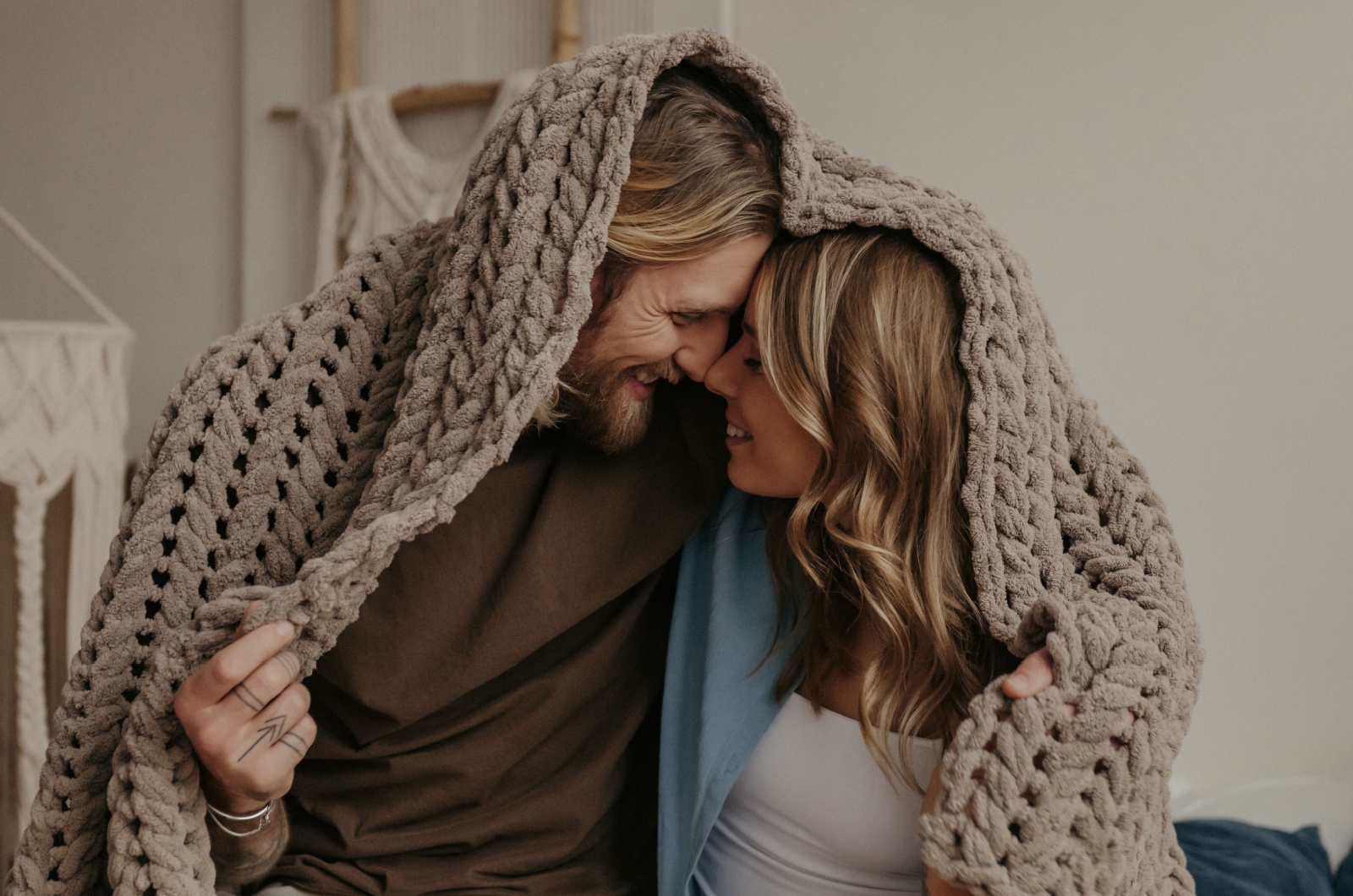 paar unter einer decke