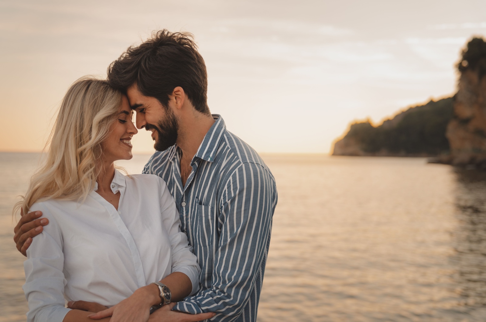 umarmtes paar laechelt