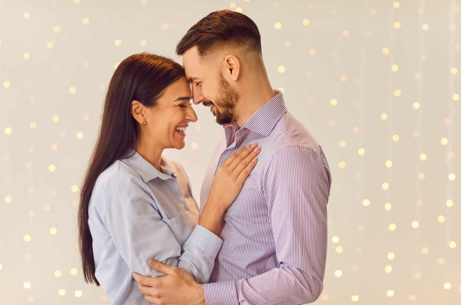 verliebtes paar lacht gemeinsam