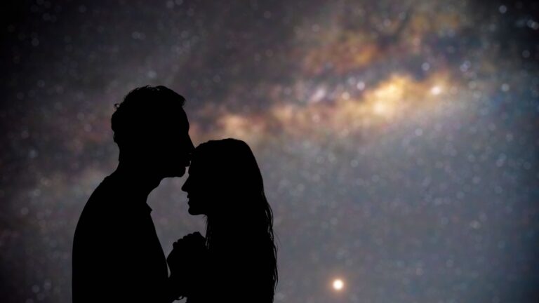 paar unter dem sternenhimmel