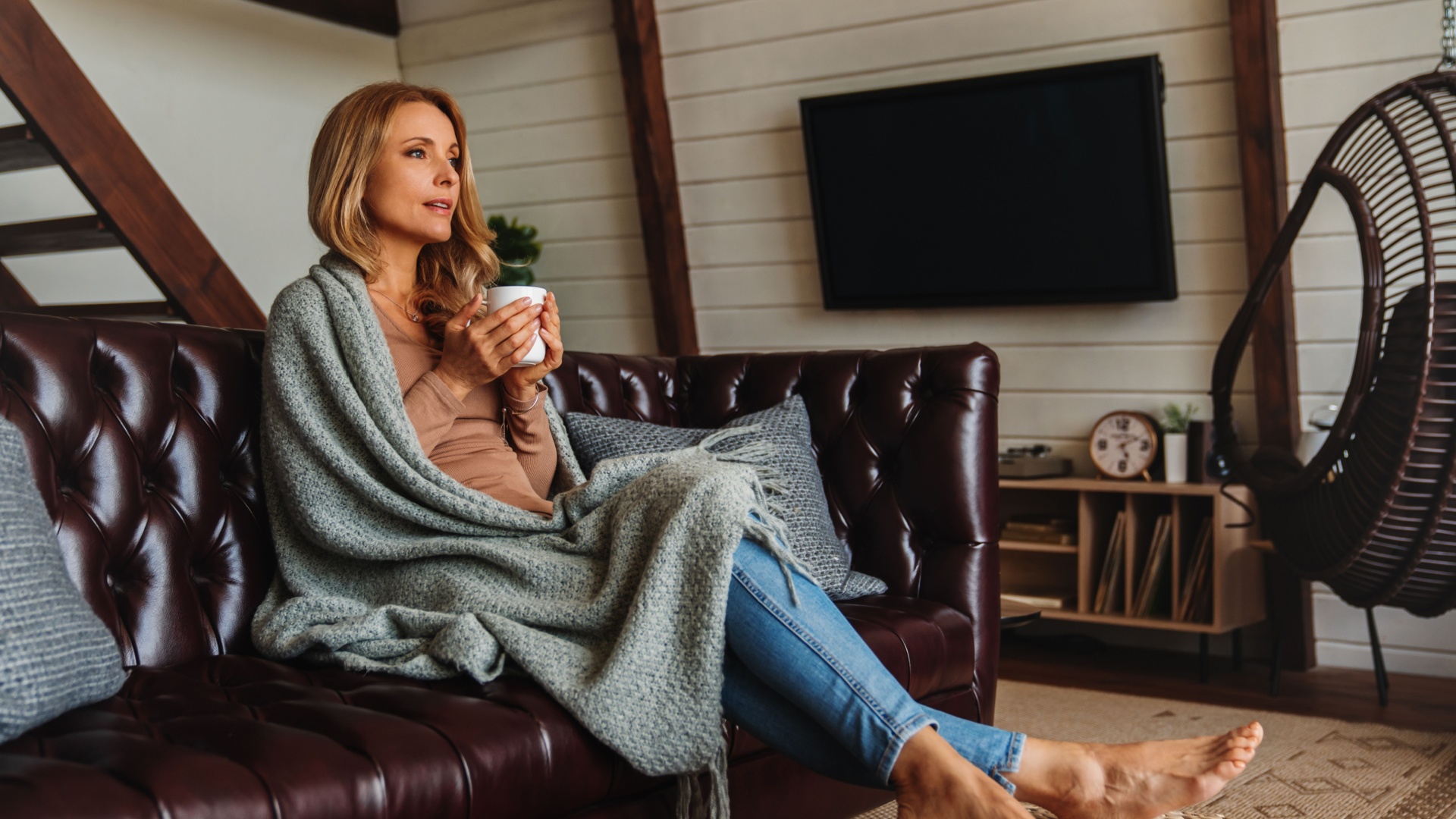 Frau trinkt ihren kaffee