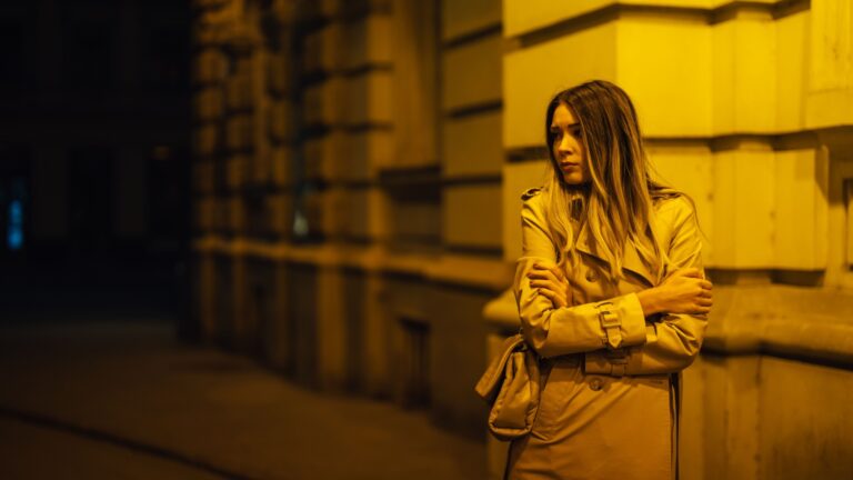 frau alleine auf der strasse