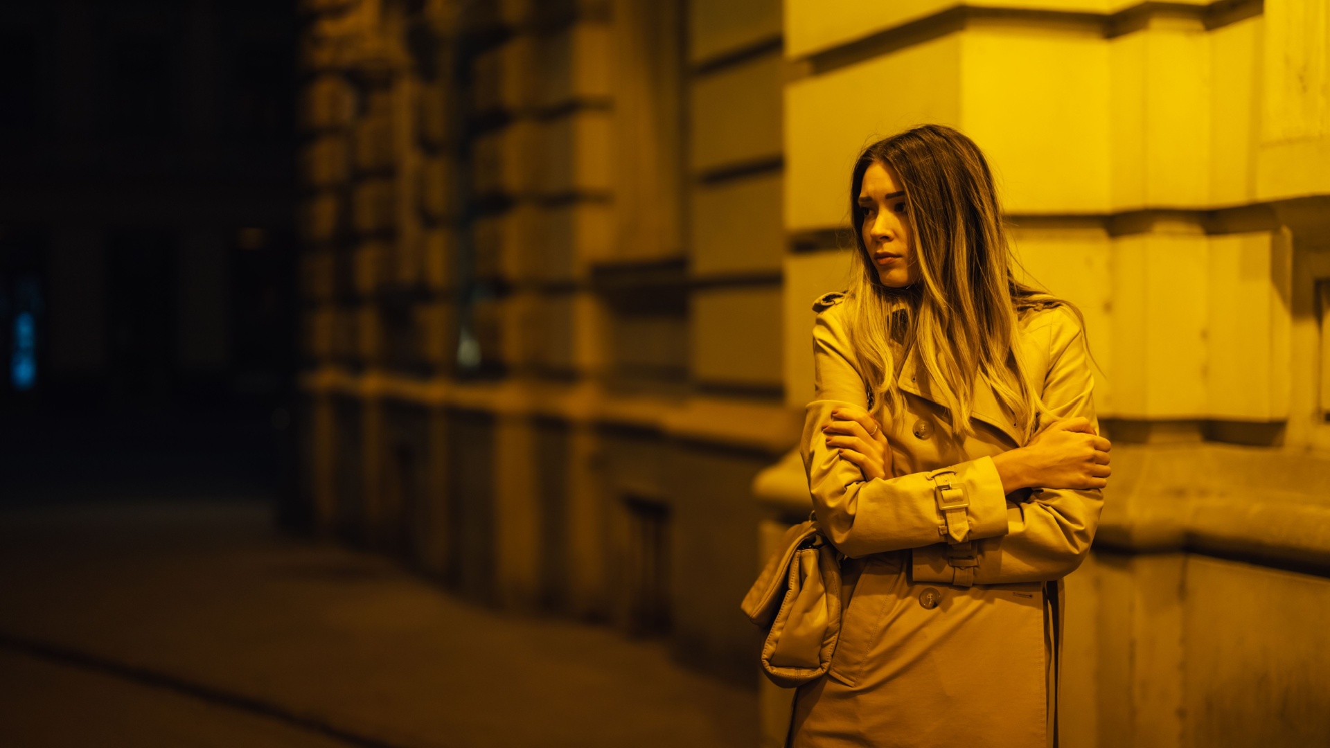 frau alleine auf der strasse