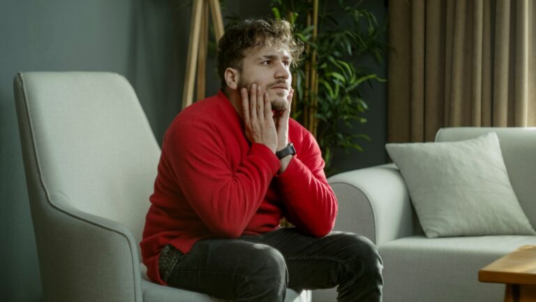 mann verdeckt seine gefuehle