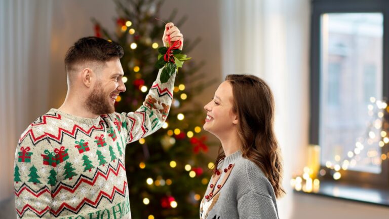 Paar unter mistelzweig