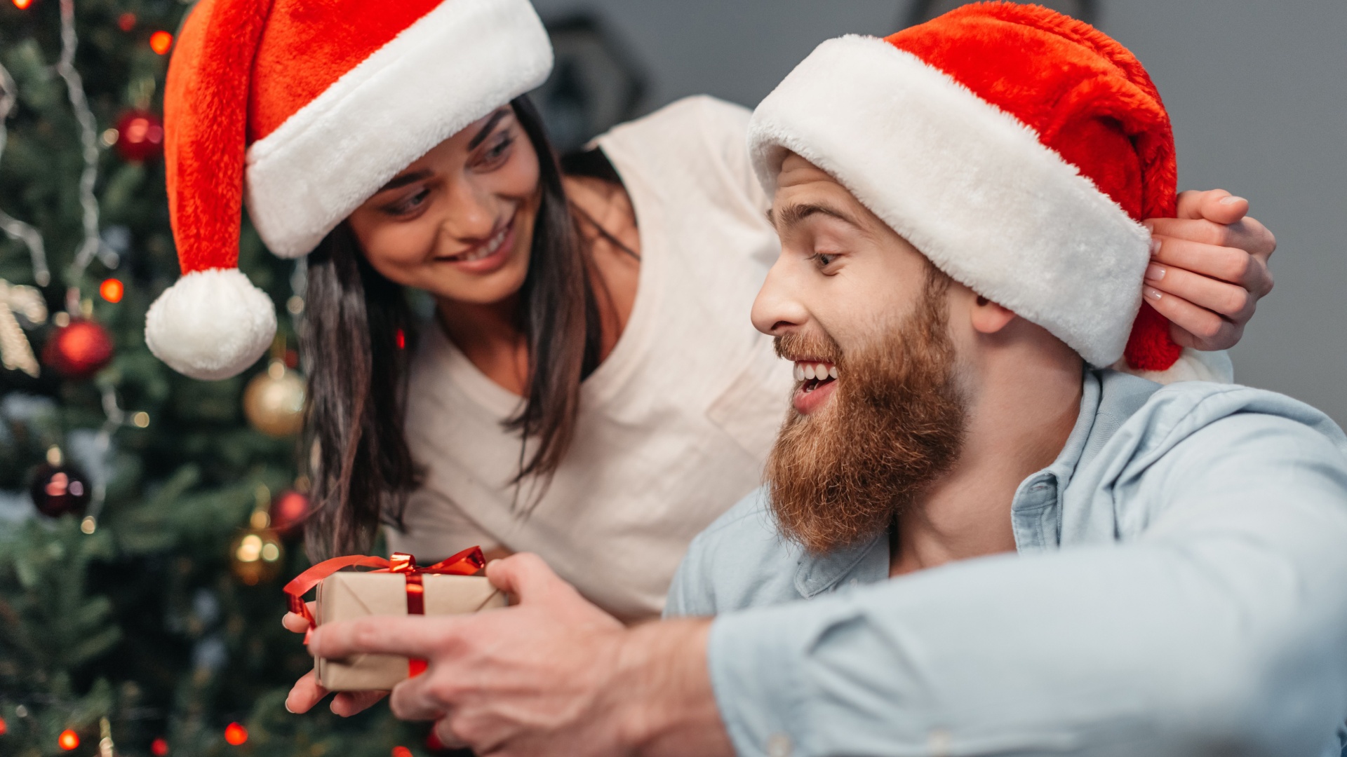 Frau gibt ihren Mann ein Geschenk