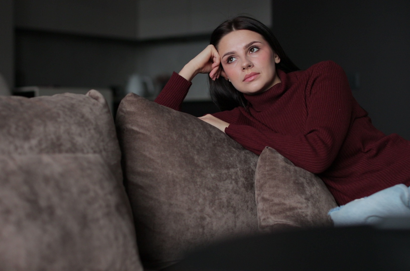 frau denkt nach traurig