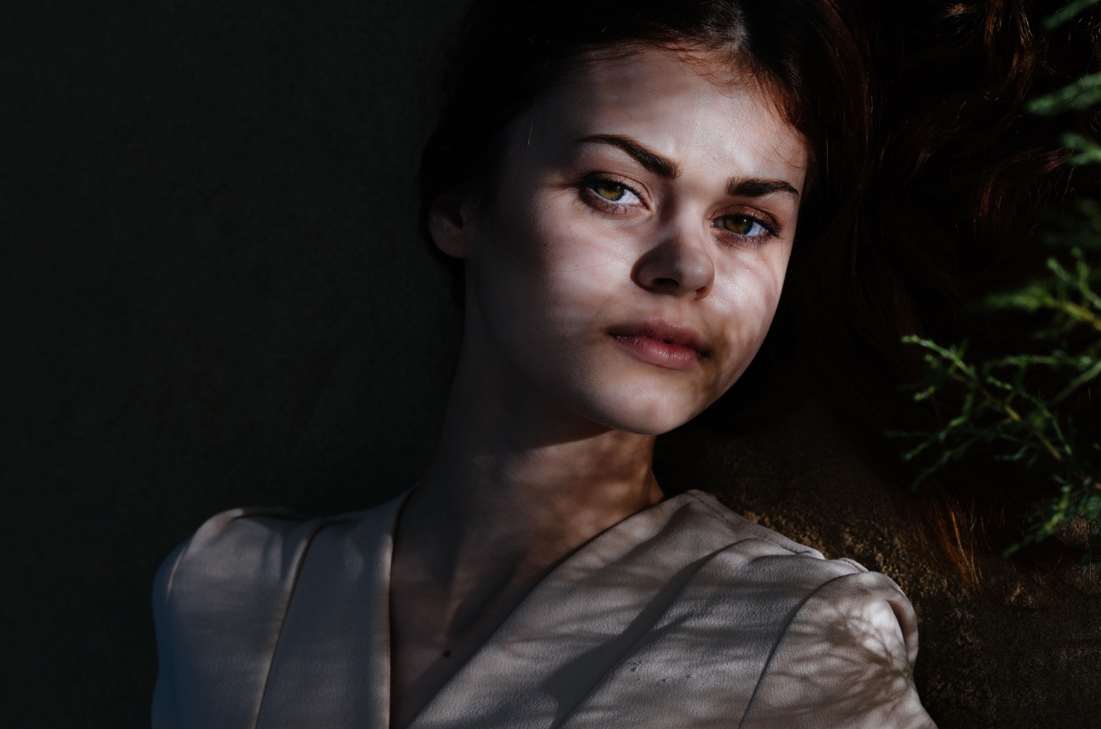 frau mit leeren augen