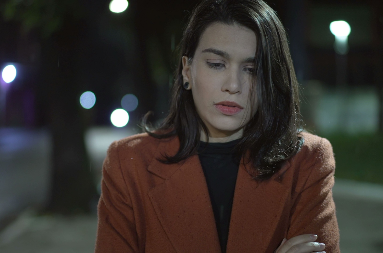 frau spaziert alleine