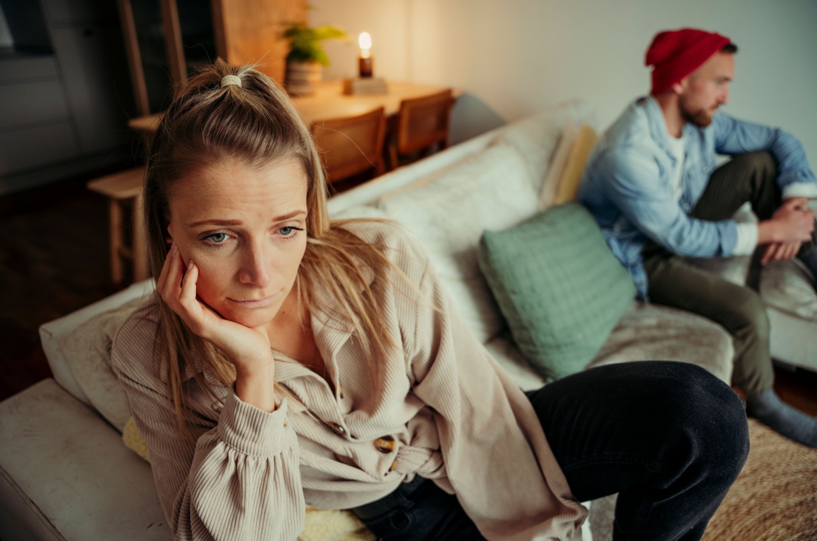 frau traurig neben freund